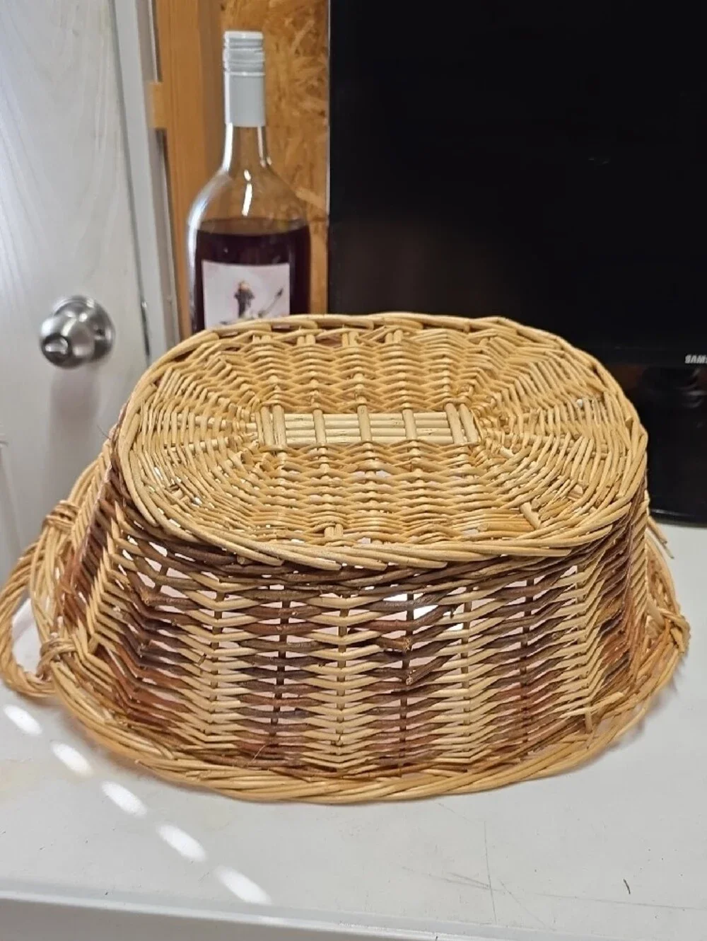 Vtg.Woven Rattan Serving Basket in Natural Brown - (226)